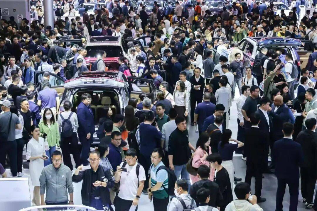 新能源车可供用户选择的产品要多太多。而动力电池原材料成本的下降,也让新能源车有了更大底气与空间投身“价格战”