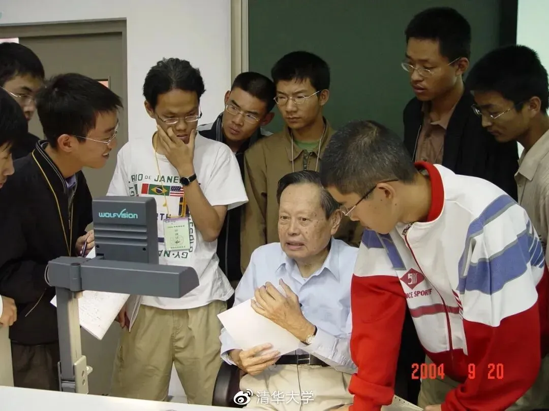 杨振宁“从一粒细沙中窥探世界,在一朵野花里寻觅天堂。掌中握无限,霎那成永恒。” 杨振宁课间答疑。来源:清华大学官方微博