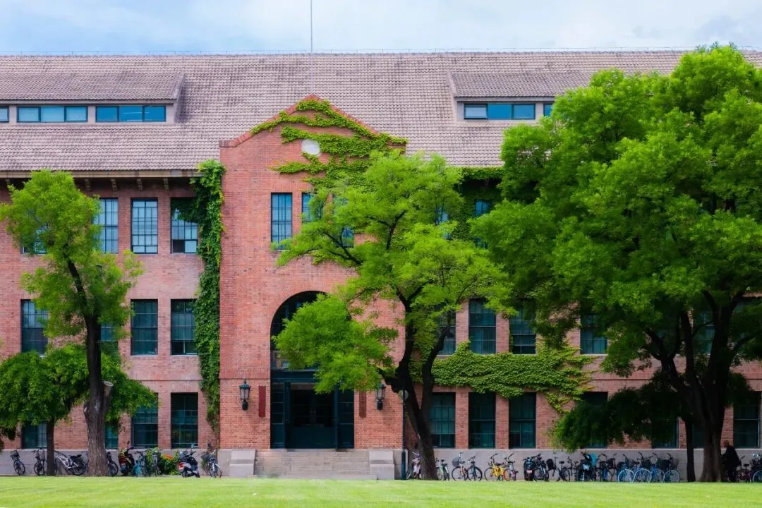 杨振宁逝世:一个人如果专门做大题目,成功的可能性很小、得精神病的可能很大 清华大学科学馆。图源:清华大学官微