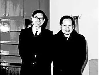 杨振宁逝世:一个人如果专门做大题目,成功的可能性很小、得精神病的可能很大 1987年,葛墨林(左)与杨振宁先生(右)在南开大学合影。图片选自《我知道的杨振宁》