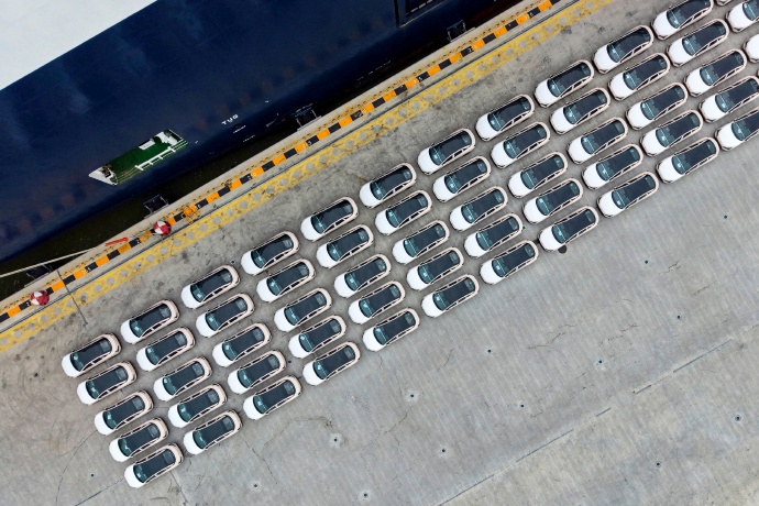 小鹏 mona已完成整备,正式启程发往中东非,此次发运是小鹏汽车持续推进国际化战略的一部分 小鹏mona正式启程中东非