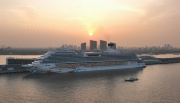 首艘国产大型邮轮爱达·魔都号正式启航