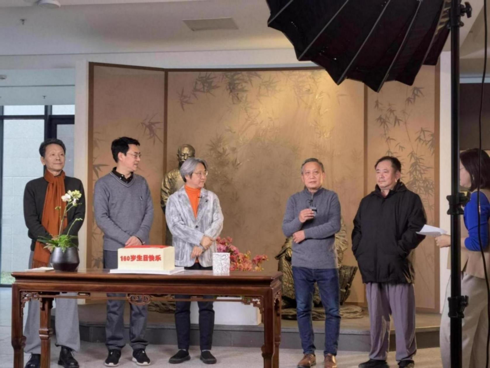 看展览画寿桃领福字,市民在美术馆和云端为齐白石“庆生”