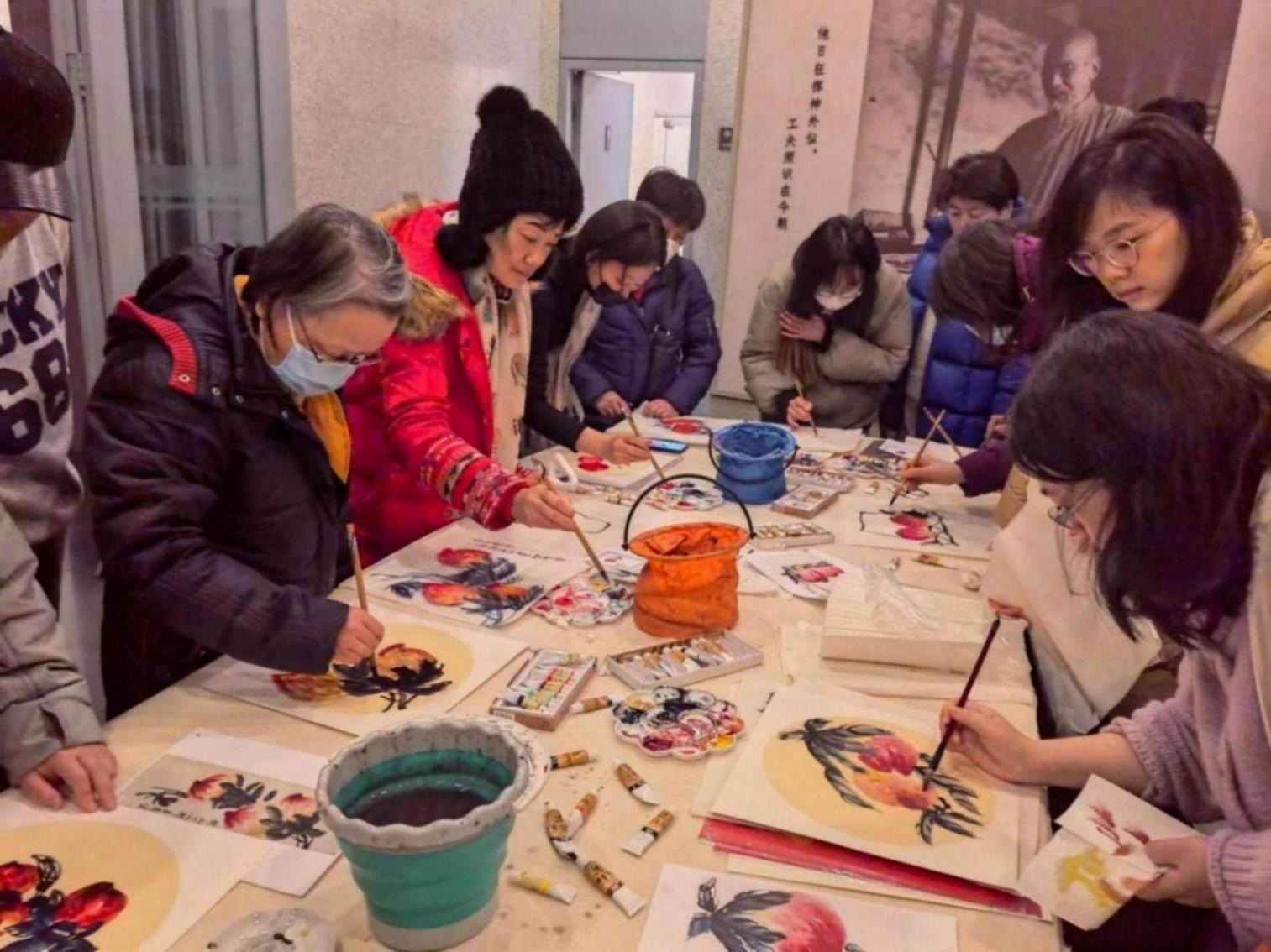 看展览画寿桃领福字,市民在美术馆和云端为齐白石“庆生”