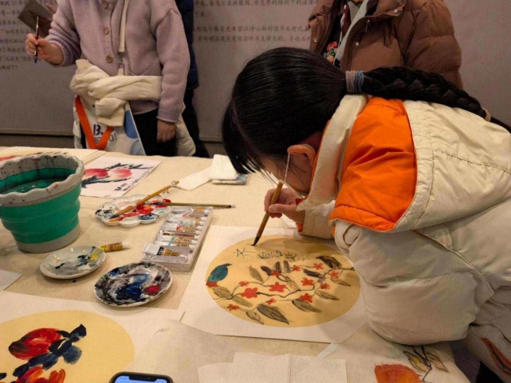 看展览画寿桃领福字,市民在美术馆和云端为齐白石“庆生”