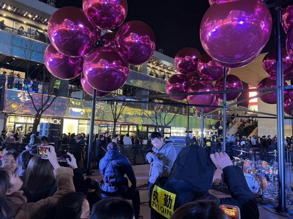 三里屯跨年夜,动感音乐“点燃”节日氛围