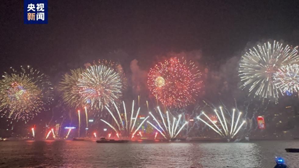 迎接2024年!香港举办“跨年倒数”烟花音乐汇演