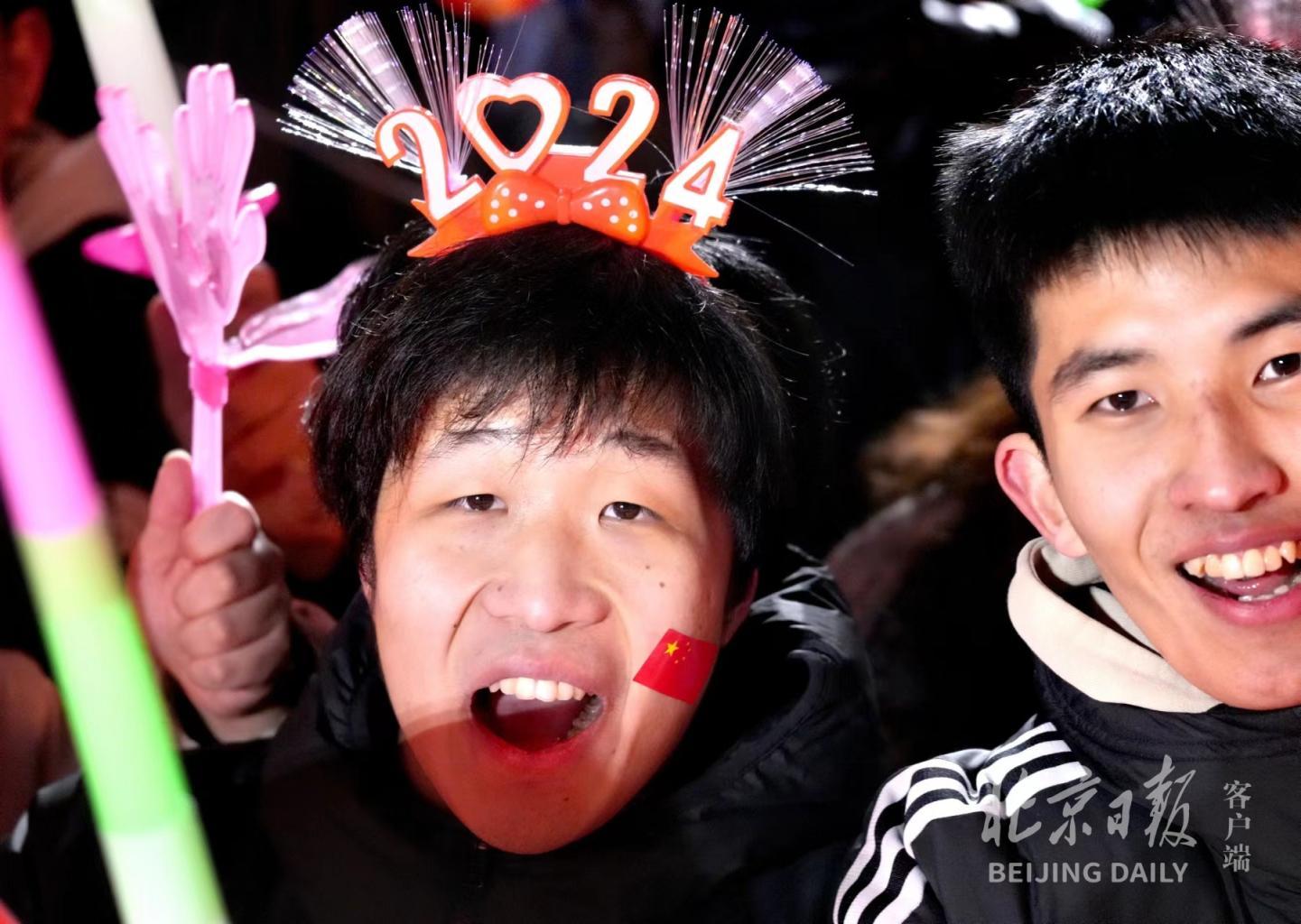 北京新年倒计时!中国书法“新年快乐”向世界发出问候