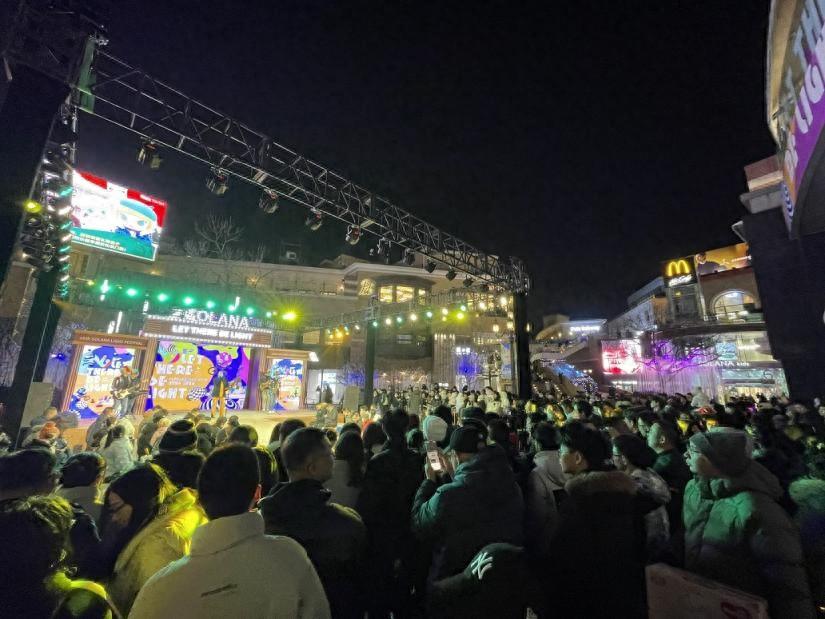 灯光节璀璨启幕,倒计时钟声敲响,市民欢聚商圈迎接新年