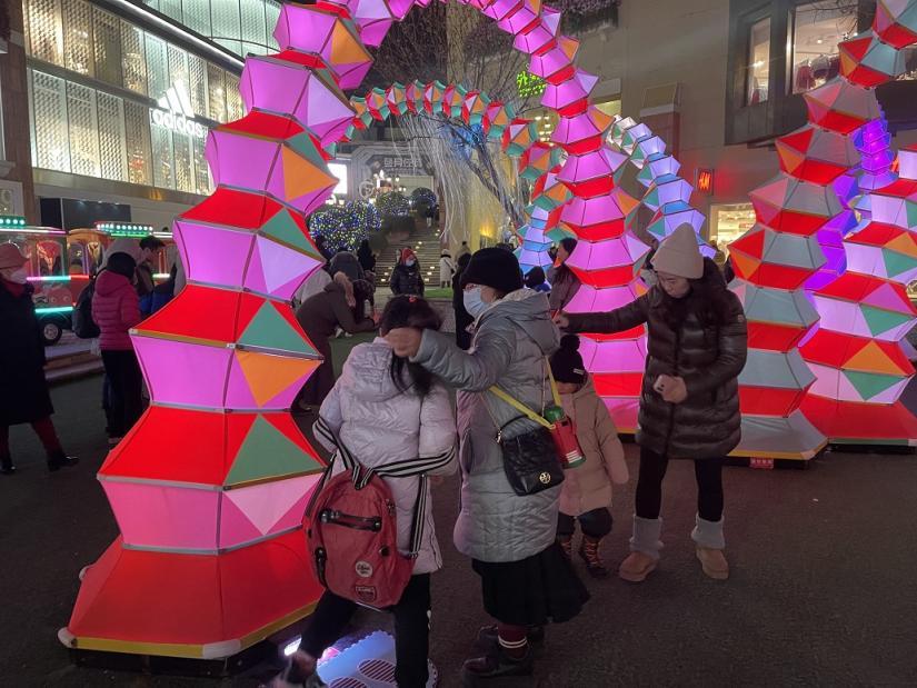 灯光节璀璨启幕,倒计时钟声敲响,市民欢聚商圈迎接新年
