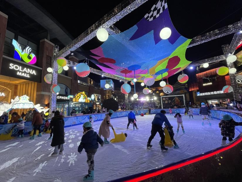 灯光节璀璨启幕,倒计时钟声敲响,市民欢聚商圈迎接新年