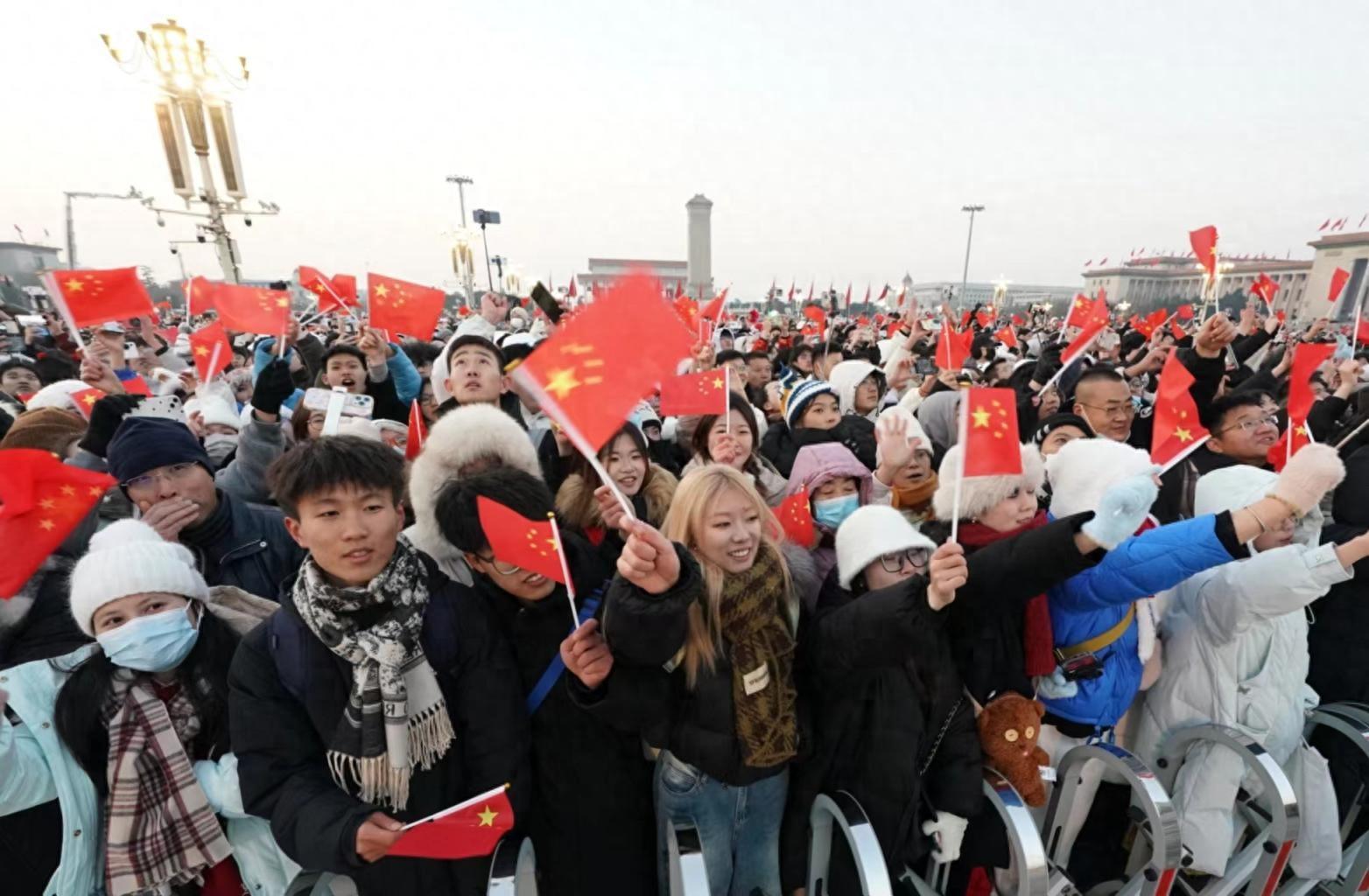 新年第一天,7.3万人天安门广场观看升国旗