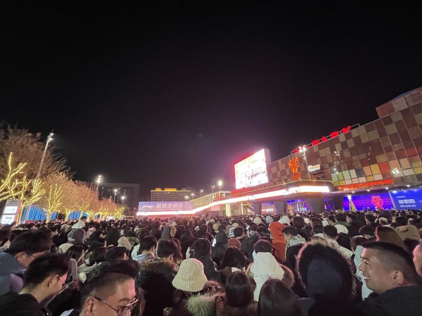 灯光节璀璨启幕,倒计时钟声敲响,市民欢聚商圈迎接新年