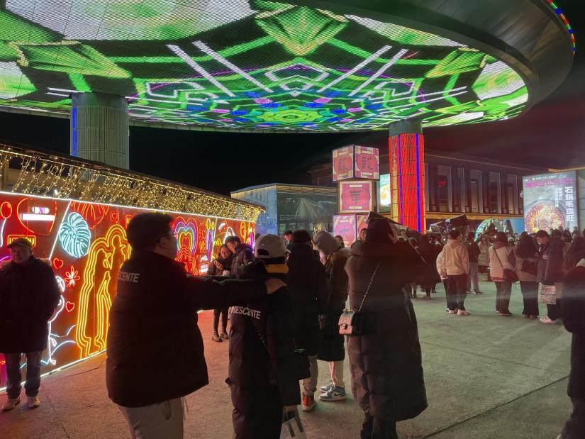 灯光节璀璨启幕,倒计时钟声敲响,市民欢聚商圈迎接新年