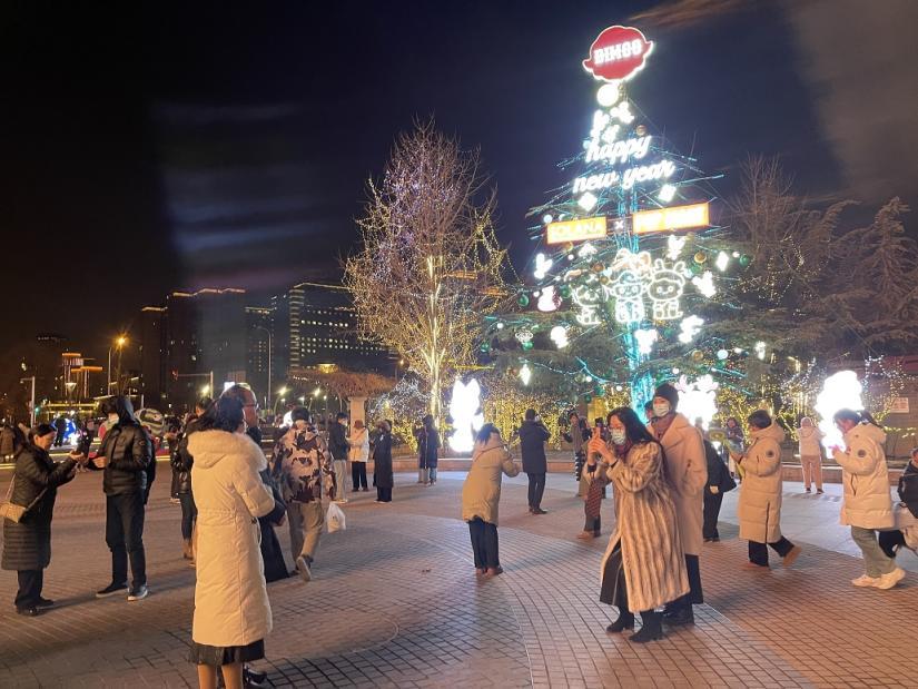 灯光节璀璨启幕,倒计时钟声敲响,市民欢聚商圈迎接新年
