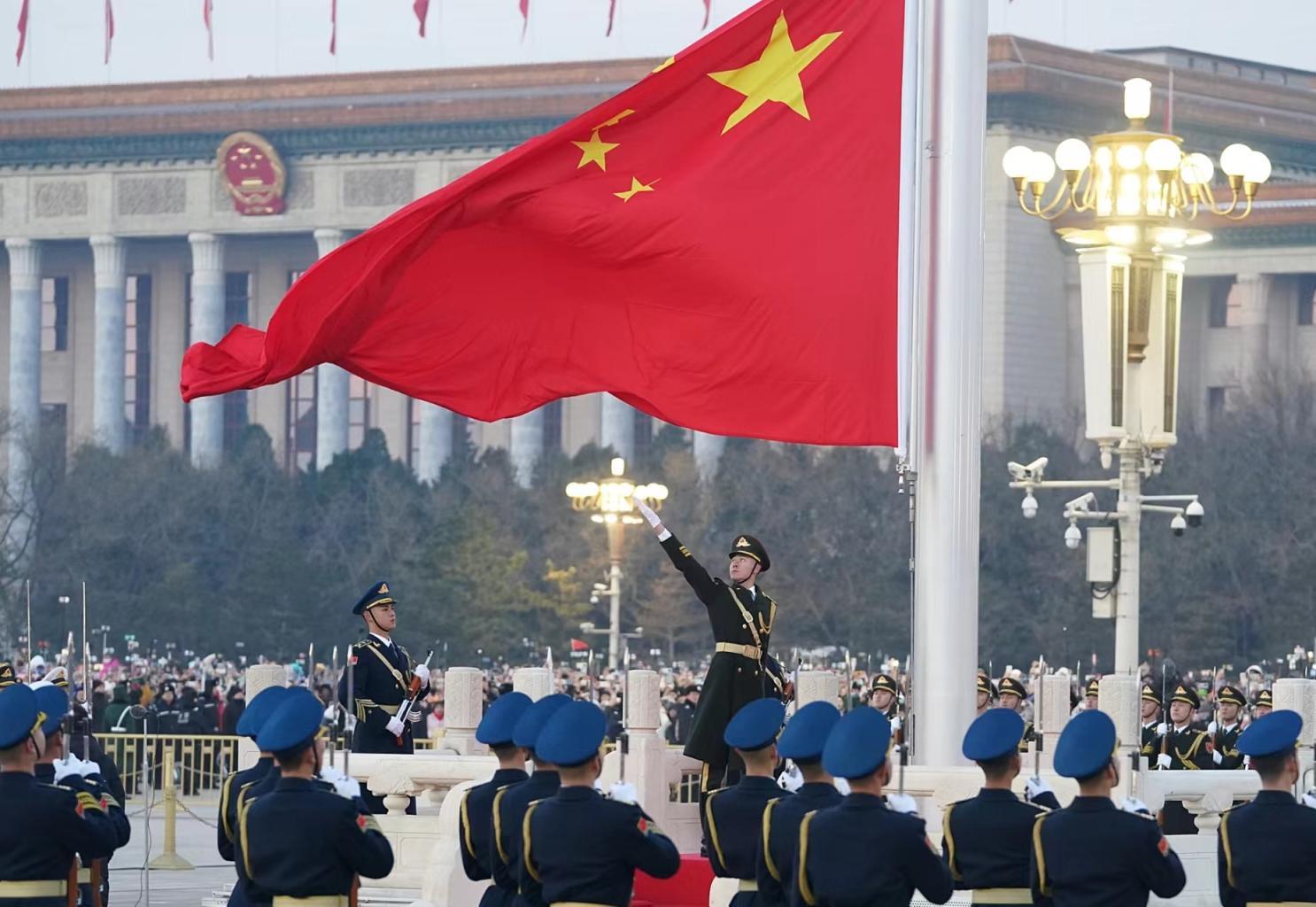 新年第一天,7.3万人天安门广场观看升国旗