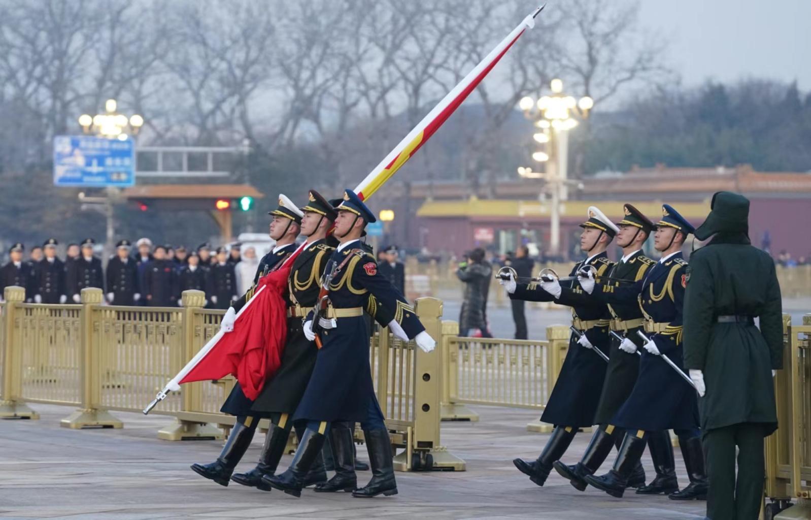 新年第一天,7.3万人天安门广场观看升国旗