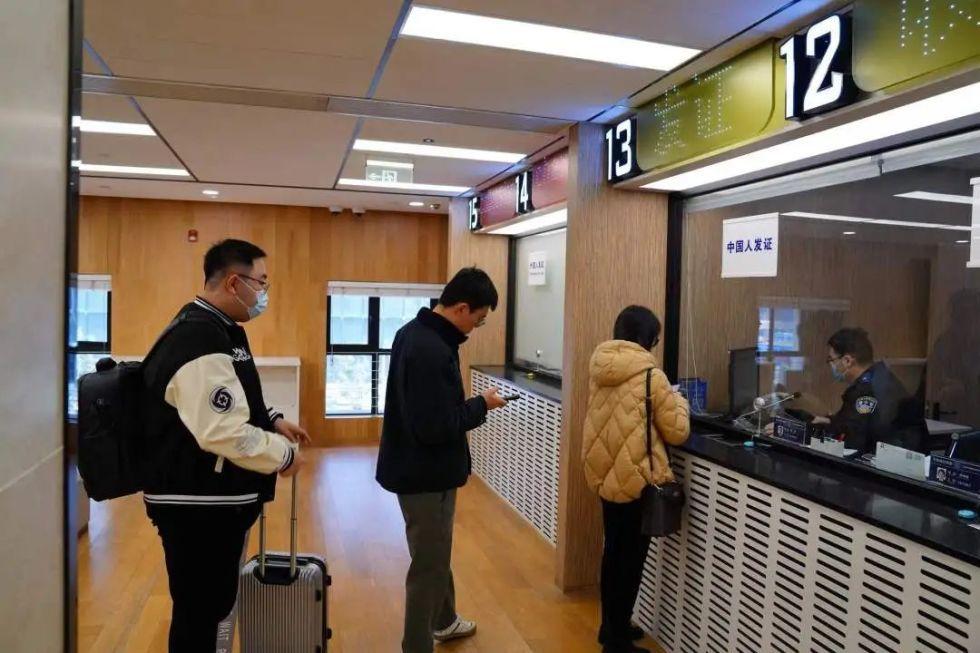 应对节前出入境办证高峰,浦东警方高效服务、多措并举