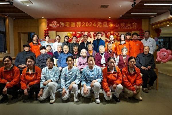 滕州市龙泉街道滨江社区开展“黄河大集 文化进万家——为老医养”2024元旦孝心欢庆会