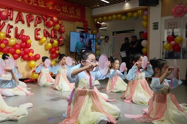 滕州市龙泉街道滨江社区开展“黄河大集 文化进万家——为老医养”2024元旦孝心欢庆会