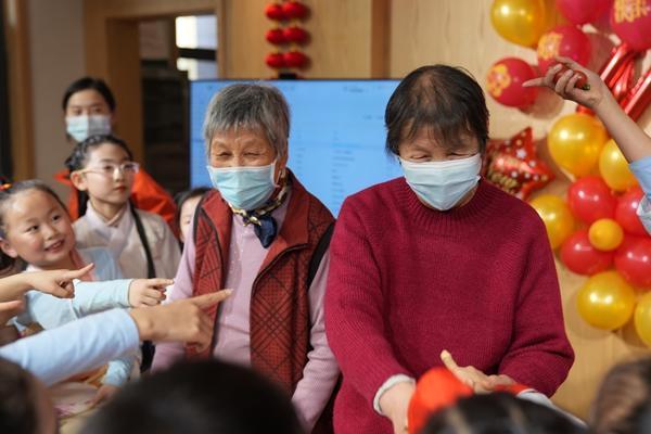 滕州市龙泉街道滨江社区开展“黄河大集 文化进万家——为老医养”2024元旦孝心欢庆会