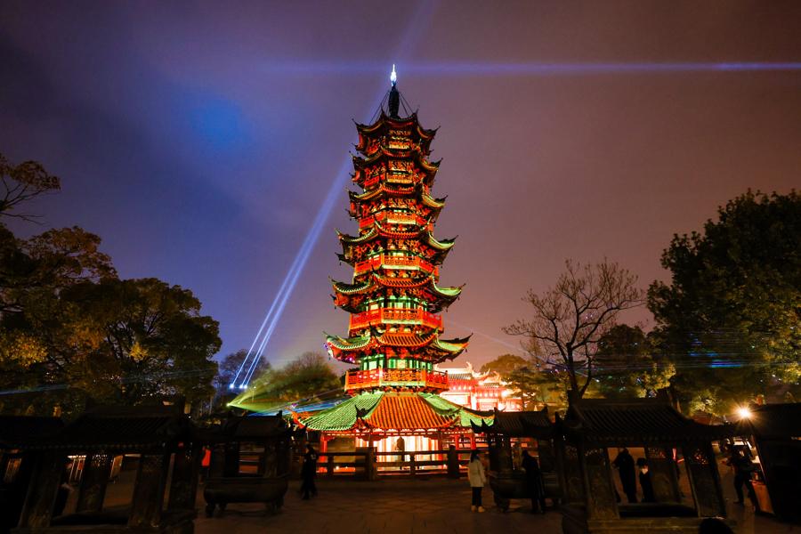 “左手”古韵“右手”科技,千年龙华走出了一条怎样的焕新路径?