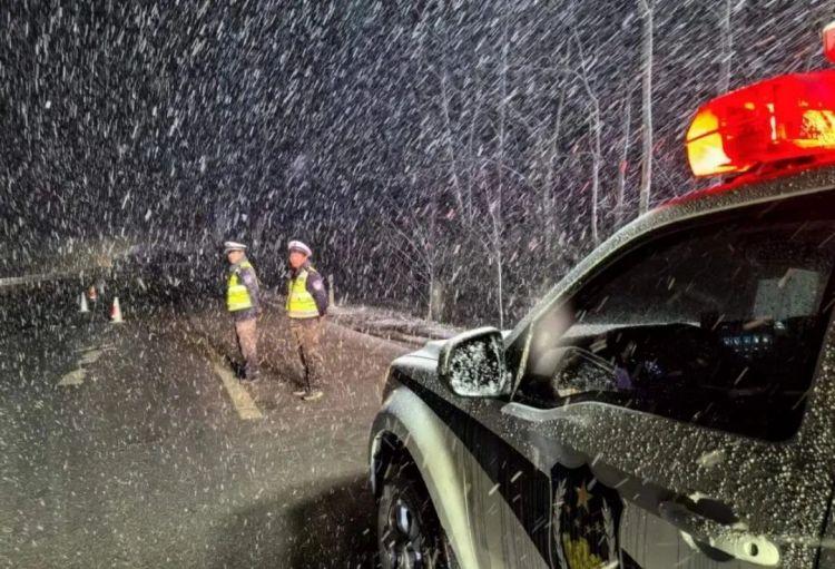 最美雪“警”:一夜风雪寒 处处“警”色暖