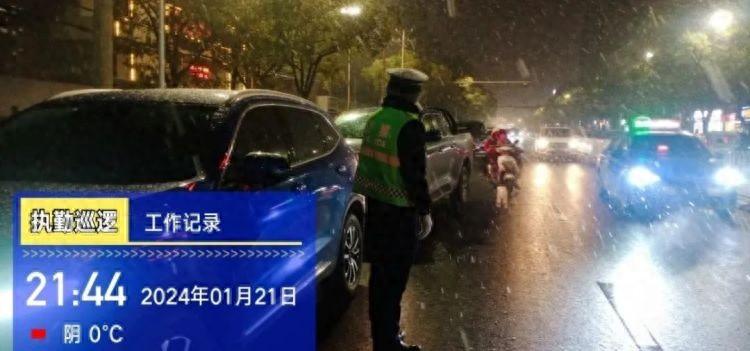 最美雪“警”:一夜风雪寒 处处“警”色暖