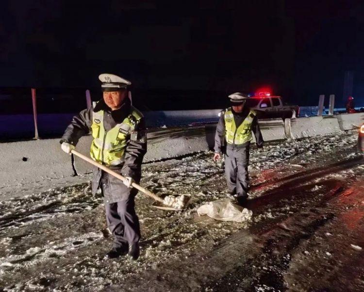 最美雪“警”:一夜风雪寒 处处“警”色暖