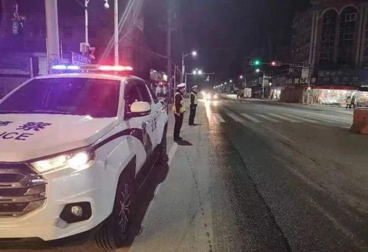 最美雪“警”:一夜风雪寒 处处“警”色暖