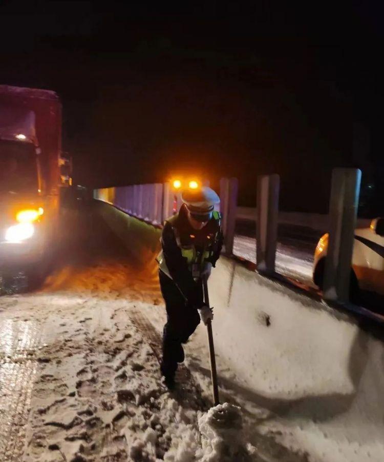 最美雪“警”:一夜风雪寒 处处“警”色暖
