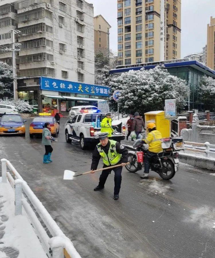 最美雪“警”:一夜风雪寒 处处“警”色暖