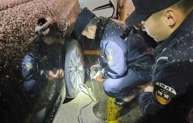 最美雪“警”:一夜风雪寒 处处“警”色暖
