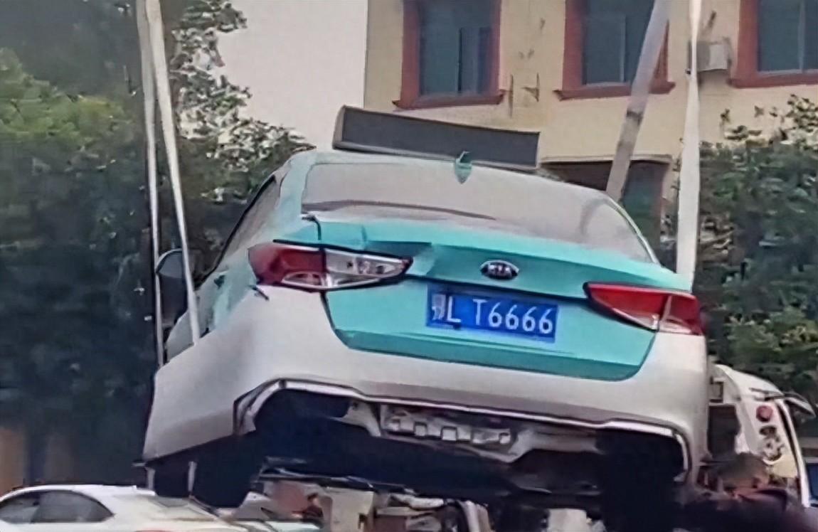 尾号6666出租车溜车坠河