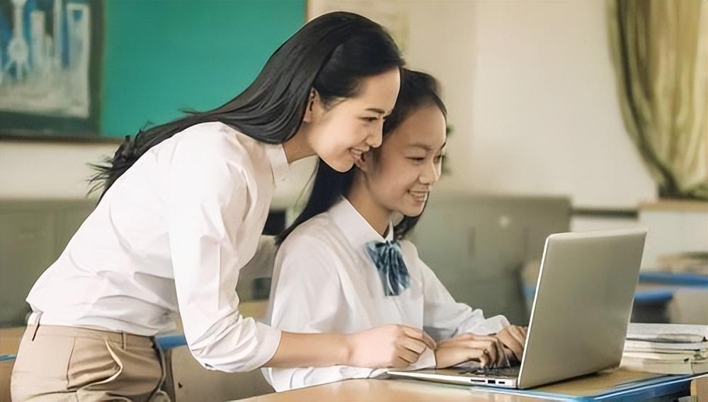 女子辅导儿子作业情绪崩溃踹断脚趾