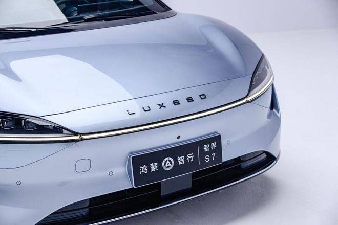 雷军和余承东掐架,小米su7唯一的竞品来了!