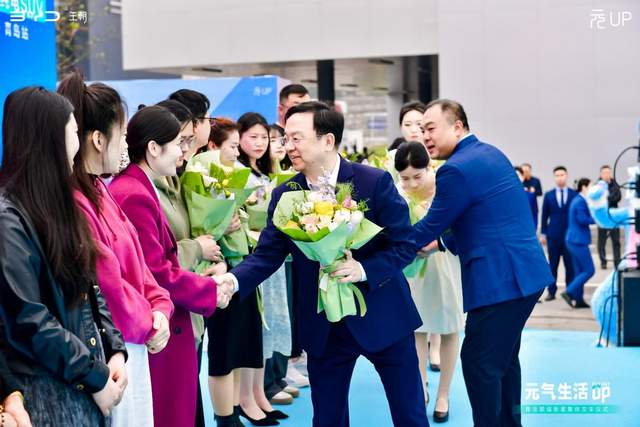 这波车主排面拉满,比亚迪总裁王传福为元up车主交车