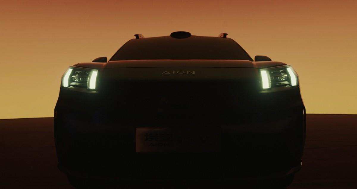 雷军现身北京车展埃安展台 试乘埃安第二代aion v