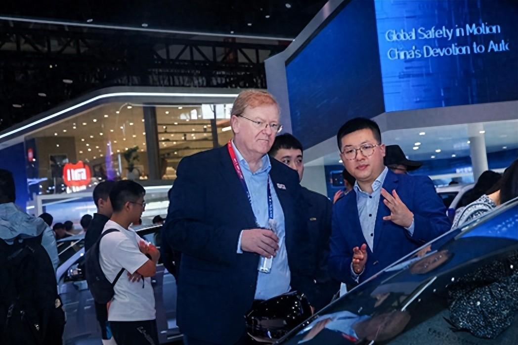 注意注意:2024北京车展吉利展台,有大佬现身